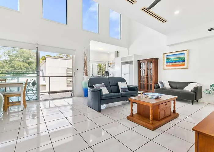 Smooth Sailing -Modern 2 Bedroom Apartment!