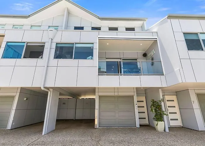 Smooth Sailing -Modern 2 Bedroom Apartment!