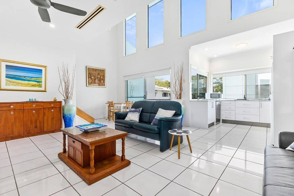 Smooth Sailing -modern 2 Bedroom Apartment! Apartment